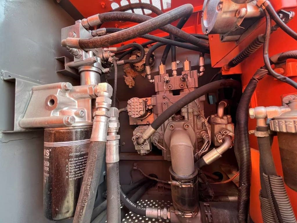 Hitachi ZX 160 - Lánctalpas kotró: 5 kép. Hitachi ZX 160 - Lánctalpas kotró: 5 kép.