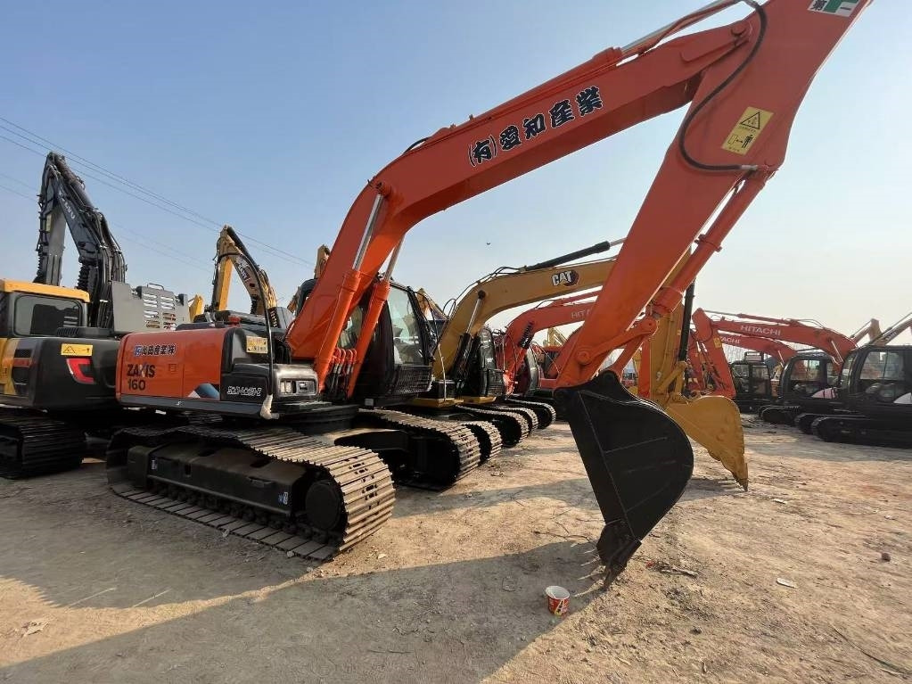 Hitachi ZX 160 - Lánctalpas kotró: 4 kép. Hitachi ZX 160 - Lánctalpas kotró: 4 kép.