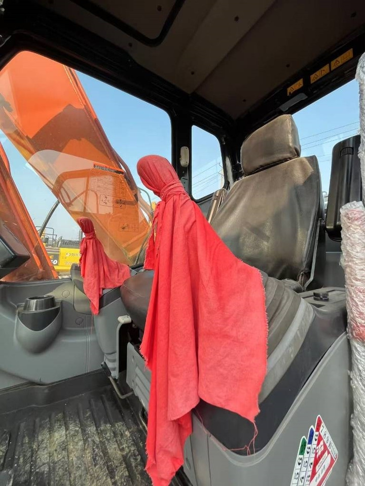 Hitachi ZX 160 - Lánctalpas kotró: 3 kép. Hitachi ZX 160 - Lánctalpas kotró: 3 kép.