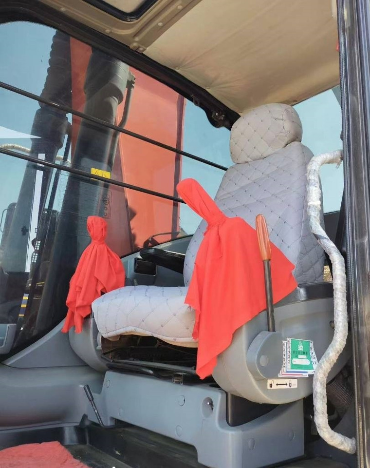 Hitachi ZX 240 - Lánctalpas kotró: 3 kép. Hitachi ZX 240 - Lánctalpas kotró: 3 kép.