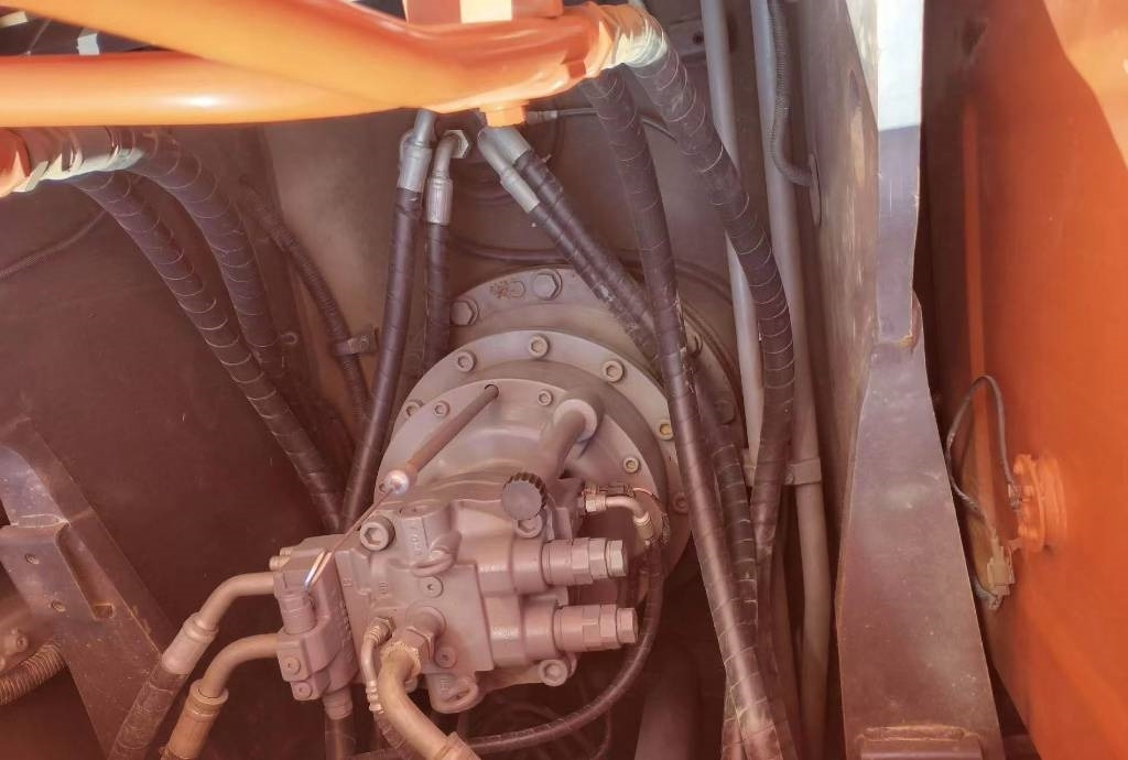 Hitachi ZX 240 - Lánctalpas kotró: 5 kép. Hitachi ZX 240 - Lánctalpas kotró: 5 kép.