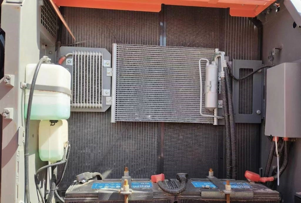 Hitachi ZX 240 - Lánctalpas kotró: 2 kép. Hitachi ZX 240 - Lánctalpas kotró: 2 kép.