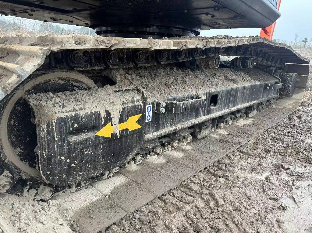 Hitachi ZX 240 - Lánctalpas kotró: 3 kép. Hitachi ZX 240 - Lánctalpas kotró: 3 kép.
