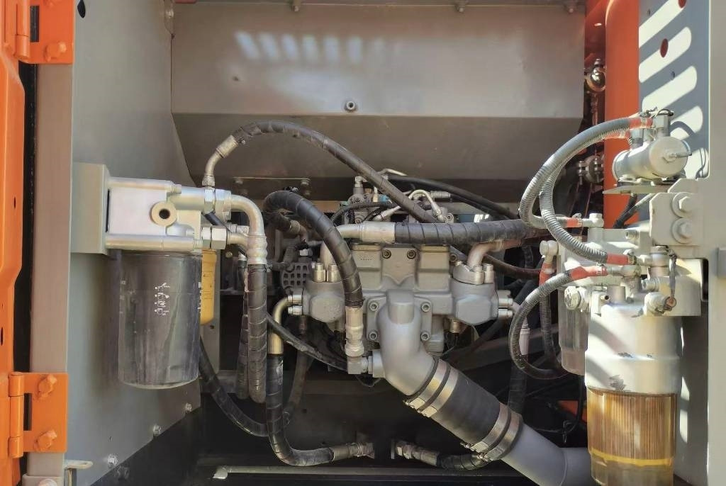 Hitachi ZX 240 - Lánctalpas kotró: 4 kép. Hitachi ZX 240 - Lánctalpas kotró: 4 kép.