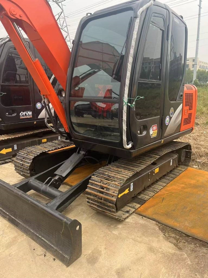 Hitachi ZX 60 - Minikotró: 2 kép. Hitachi ZX 60 - Minikotró: 2 kép.