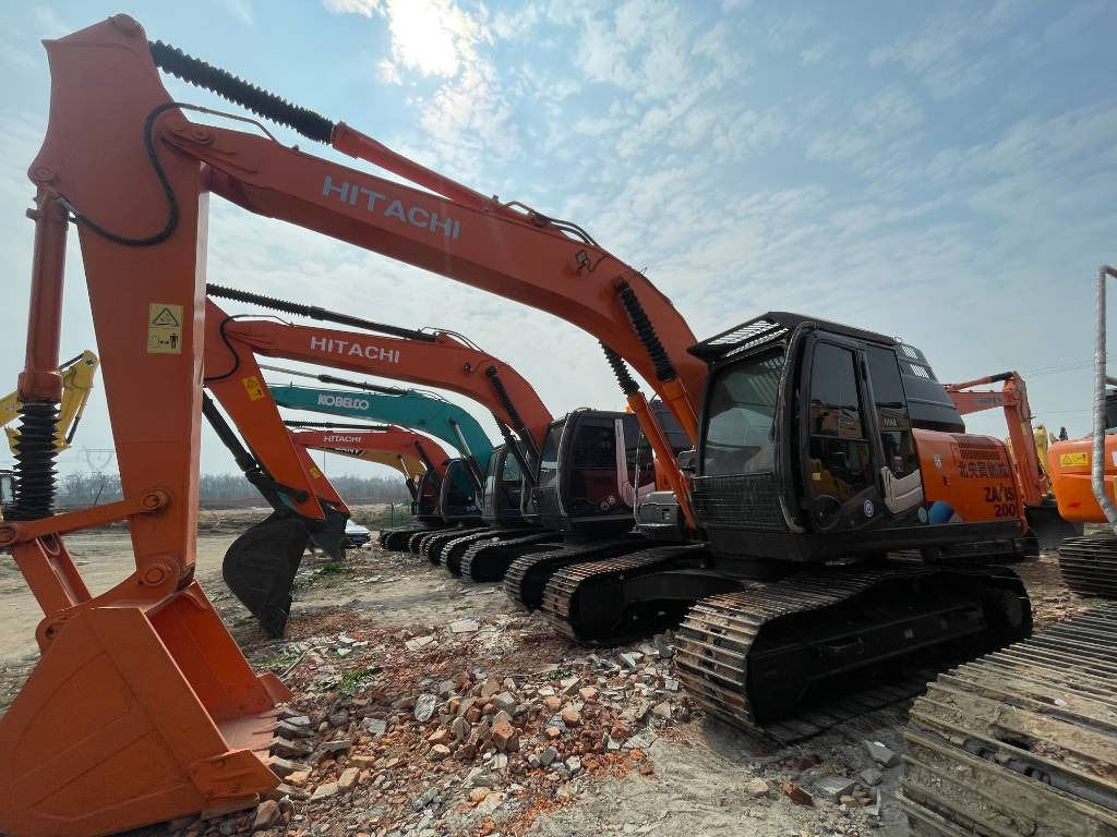 Hitachi Zaxis 200 LC - Lánctalpas kotró: 1 kép. Hitachi Zaxis 200 LC - Lánctalpas kotró: 1 kép.