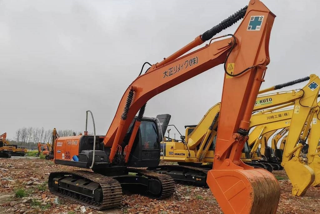 Hitachi Zaxis 200 LC - Minikotró: 1 kép. Hitachi Zaxis 200 LC - Minikotró: 1 kép.