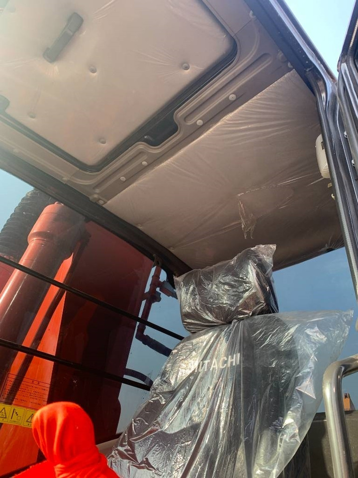 Hitachi Zaxis 200 LC - Lánctalpas kotró: 3 kép. Hitachi Zaxis 200 LC - Lánctalpas kotró: 3 kép.