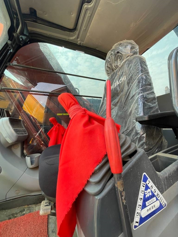 Hitachi Zaxis 200 LC - Lánctalpas kotró: 5 kép. Hitachi Zaxis 200 LC - Lánctalpas kotró: 5 kép.