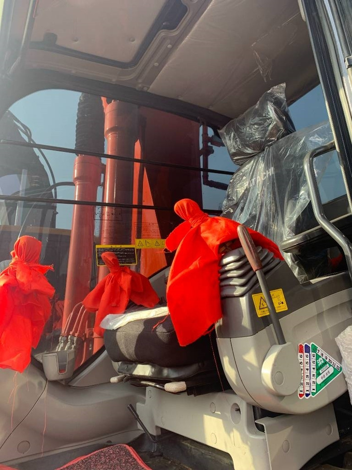 Hitachi Zaxis 200 LC - Lánctalpas kotró: 2 kép. Hitachi Zaxis 200 LC - Lánctalpas kotró: 2 kép.