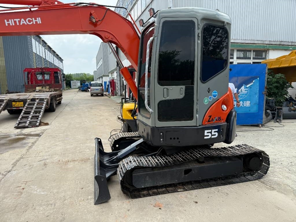 Hitachi Zaxis 55 U - Lánctalpas kotró: 1 kép. Hitachi Zaxis 55 U - Lánctalpas kotró: 1 kép.