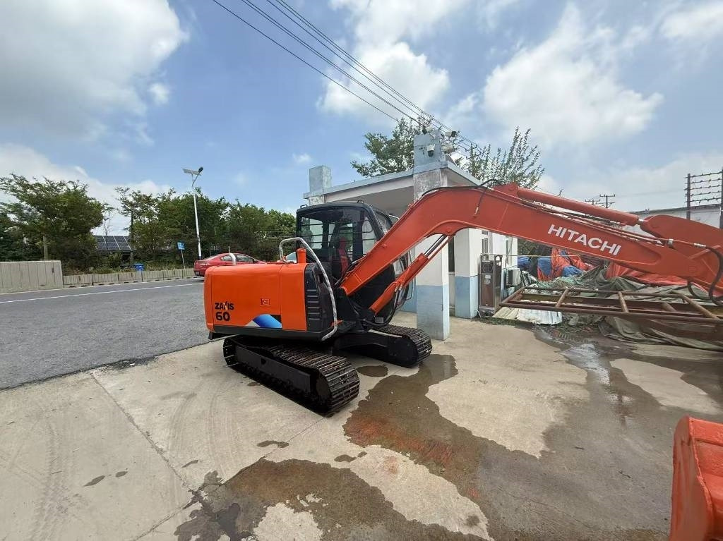 Hitachi Zaxis 60 - Lánctalpas kotró: 1 kép. Hitachi Zaxis 60 - Lánctalpas kotró: 1 kép.