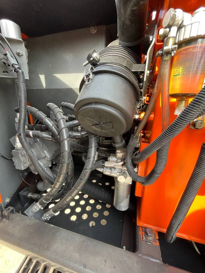 Hitachi Zaxis 70 - Lánctalpas kotró: 2 kép. Hitachi Zaxis 70 - Lánctalpas kotró: 2 kép.