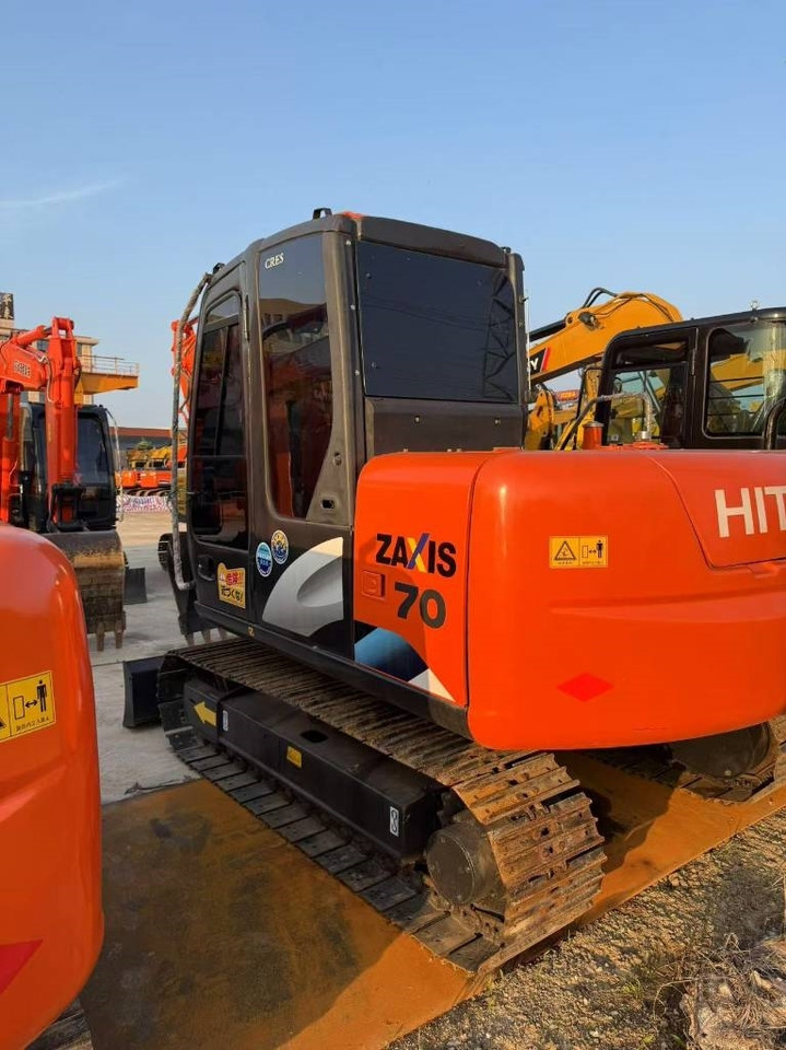 Hitachi Zaxis 70 - Lánctalpas kotró: 1 kép. Hitachi Zaxis 70 - Lánctalpas kotró: 1 kép.
