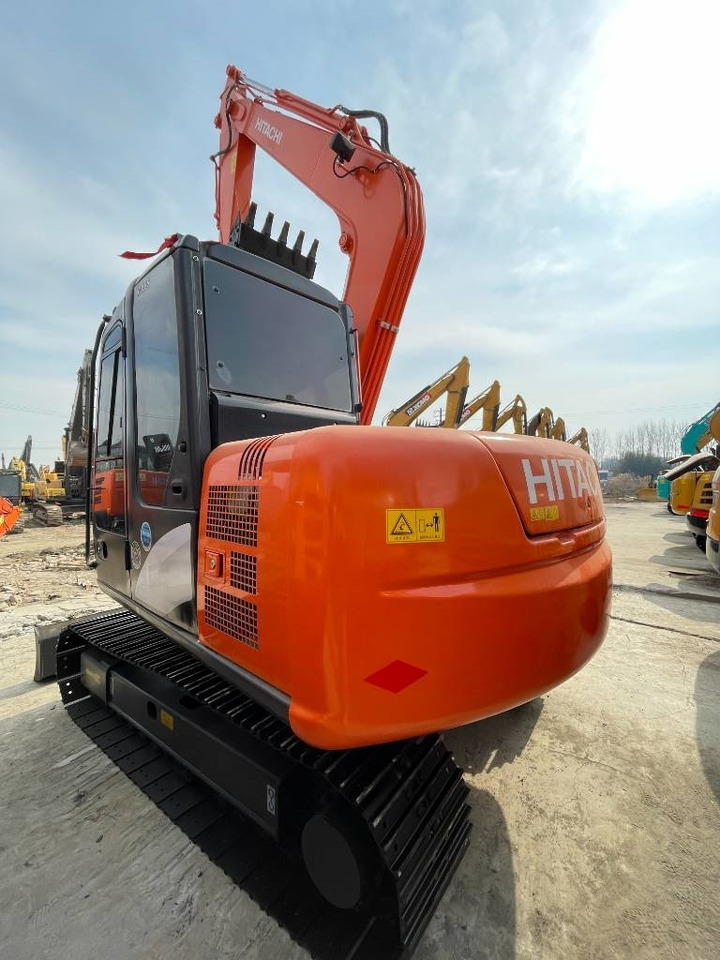 Hitachi Zaxis 70 - Lánctalpas kotró: 3 kép. Hitachi Zaxis 70 - Lánctalpas kotró: 3 kép.