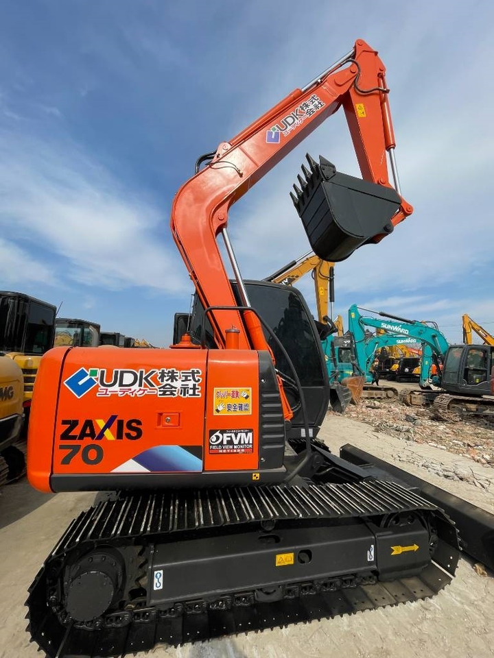 Hitachi Zaxis 70 - Lánctalpas kotró: 1 kép. Hitachi Zaxis 70 - Lánctalpas kotró: 1 kép.