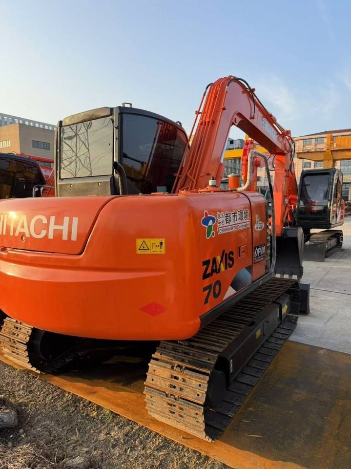 Hitachi Zaxis 70 - Lánctalpas kotró: 2 kép. Hitachi Zaxis 70 - Lánctalpas kotró: 2 kép.