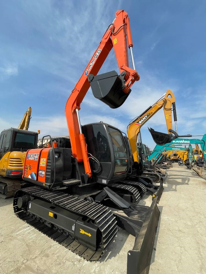 Hitachi Zaxis 70 - Lánctalpas kotró: 4 kép. Hitachi Zaxis 70 - Lánctalpas kotró: 4 kép.