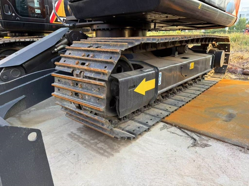 Hitachi Zaxis 70 - Lánctalpas kotró: 3 kép. Hitachi Zaxis 70 - Lánctalpas kotró: 3 kép.