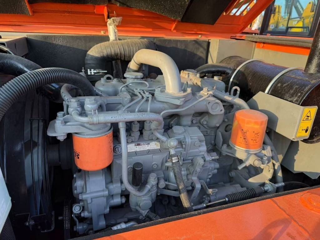 Hitachi Zaxis 70 - Lánctalpas kotró: 5 kép. Hitachi Zaxis 70 - Lánctalpas kotró: 5 kép.