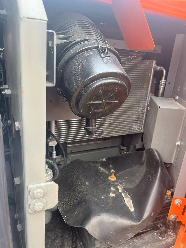 Hitachi zaxis60 - Lánctalpas kotró: 5 kép. Hitachi zaxis60 - Lánctalpas kotró: 5 kép.