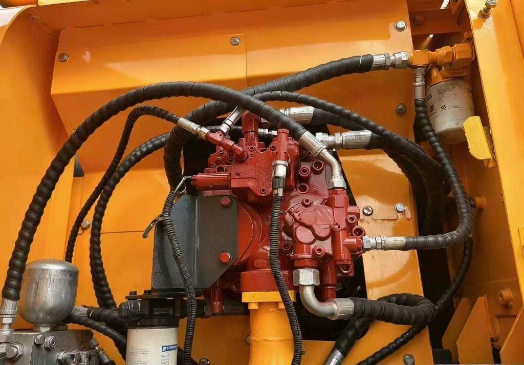 Hyundai 210W -9 - Gumikerekes kotró: 5 kép. Hyundai 210W -9 - Gumikerekes kotró: 5 kép.