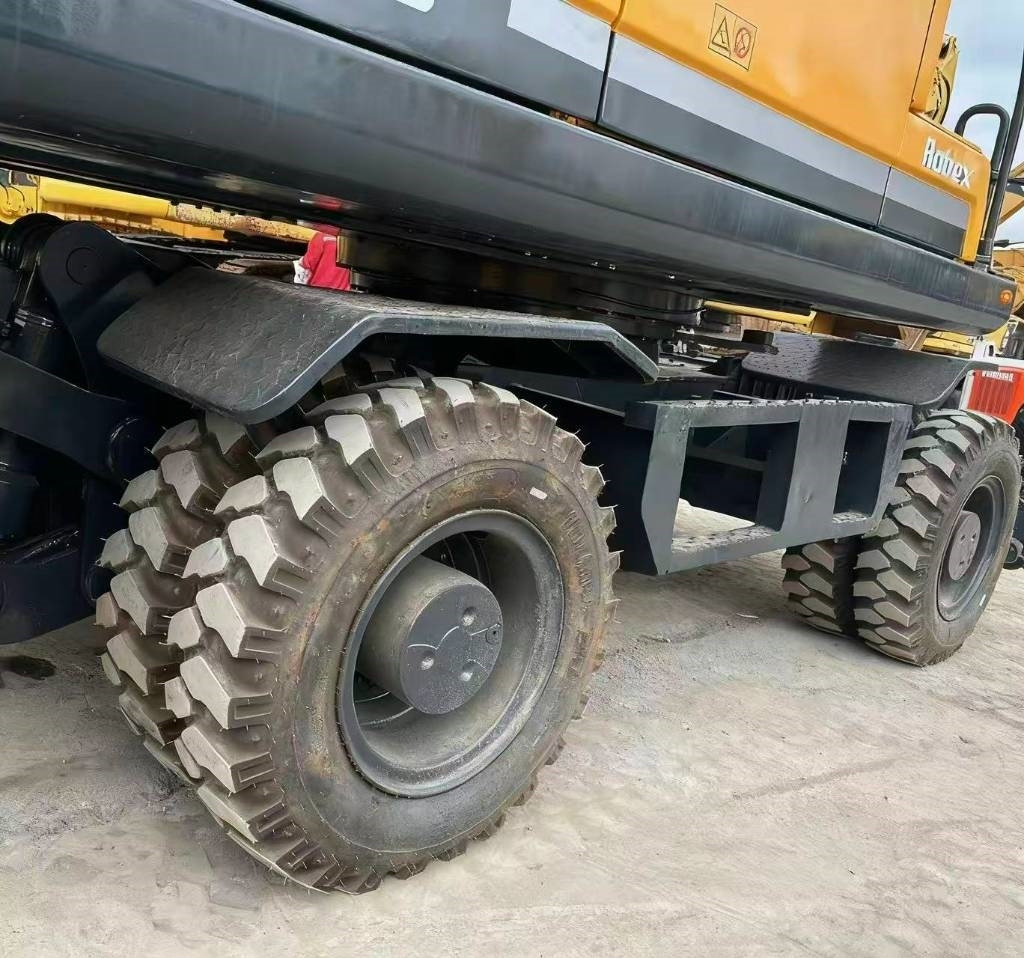 Hyundai 210W -9 - Gumikerekes kotró: 3 kép. Hyundai 210W -9 - Gumikerekes kotró: 3 kép.