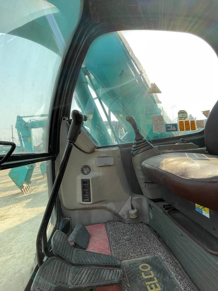 Kobelco SK 135 - Lánctalpas kotró: 2 kép. Kobelco SK 135 - Lánctalpas kotró: 2 kép.