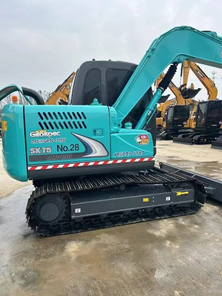 Kobelco SK 75 - Lánctalpas kotró: 3 kép. Kobelco SK 75 - Lánctalpas kotró: 3 kép.