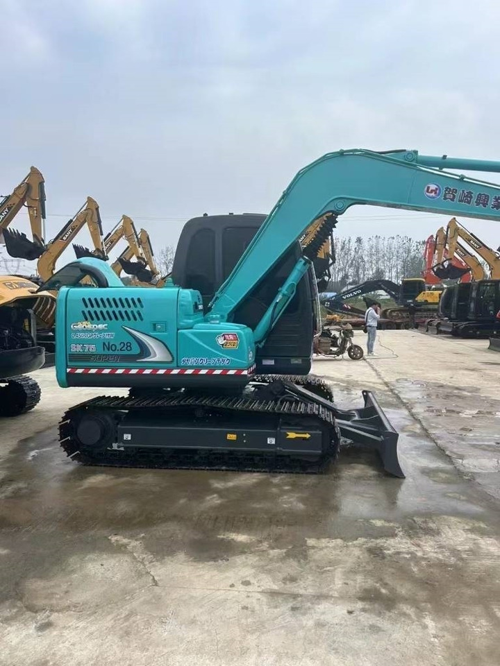 Kobelco SK 75 - Lánctalpas kotró: 2 kép. Kobelco SK 75 - Lánctalpas kotró: 2 kép.
