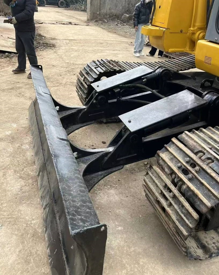 Komatsu 128 US - Lánctalpas kotró: 5 kép. Komatsu 128 US - Lánctalpas kotró: 5 kép.
