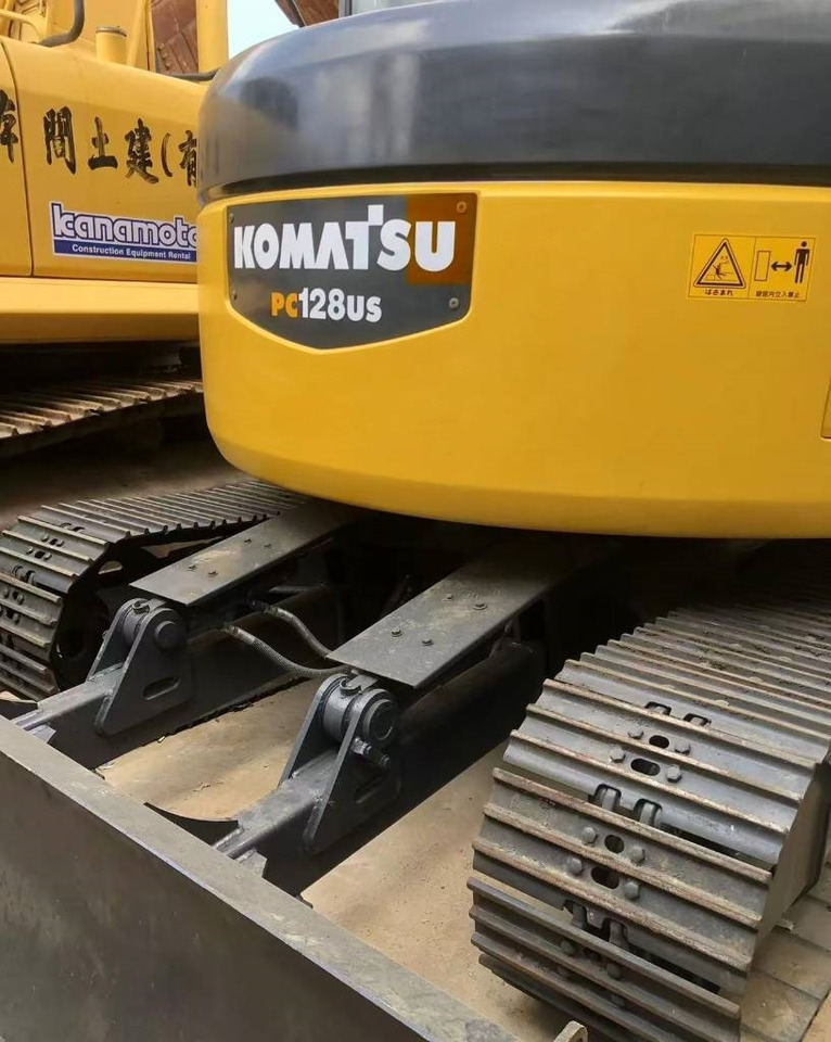 Komatsu 128 US - Lánctalpas kotró: 2 kép. Komatsu 128 US - Lánctalpas kotró: 2 kép.