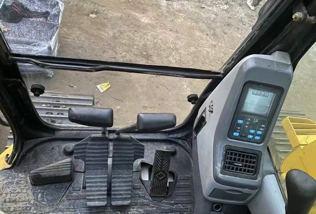 Komatsu 128 US - Lánctalpas kotró: 4 kép. Komatsu 128 US - Lánctalpas kotró: 4 kép.