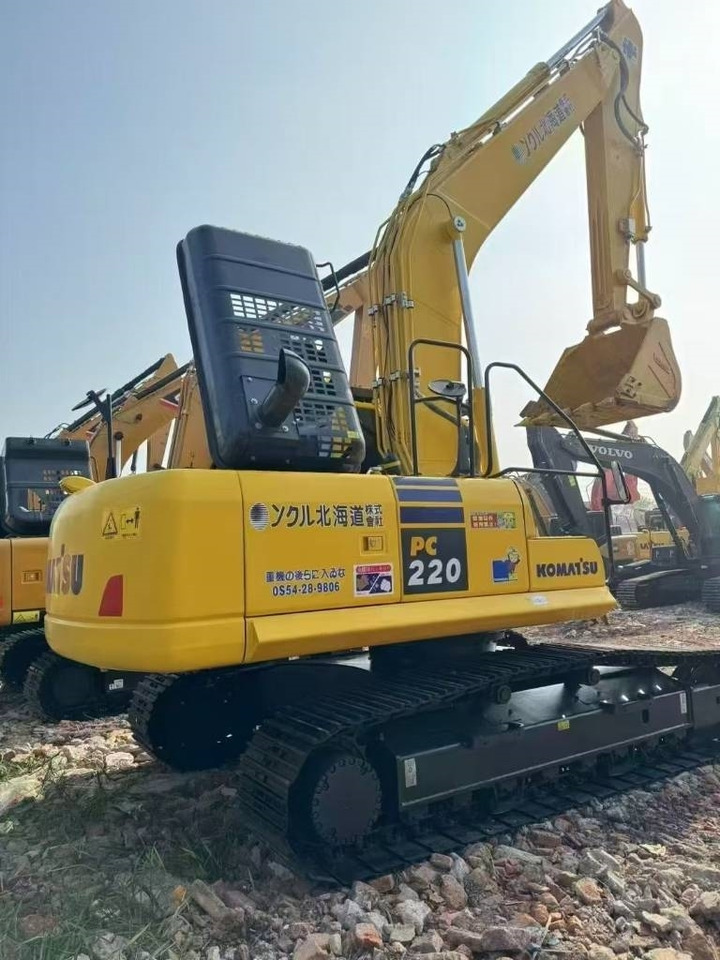 Komatsu 220-8 - Lánctalpas kotró: 4 kép. Komatsu 220-8 - Lánctalpas kotró: 4 kép.