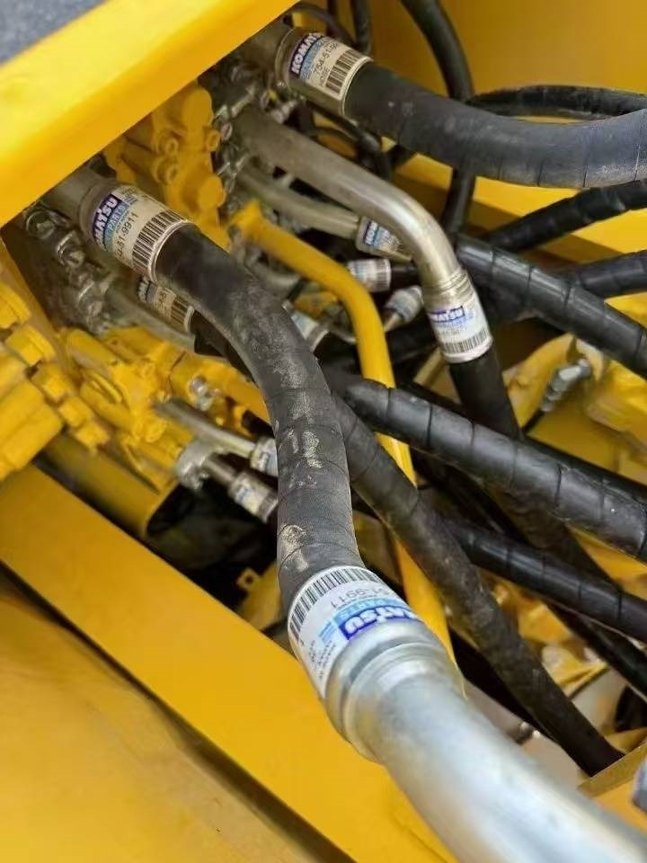 Komatsu 220-8 - Lánctalpas kotró: 5 kép. Komatsu 220-8 - Lánctalpas kotró: 5 kép.