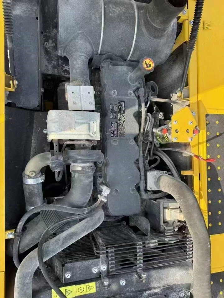 Komatsu 220-8 - Lánctalpas kotró: 2 kép. Komatsu 220-8 - Lánctalpas kotró: 2 kép.