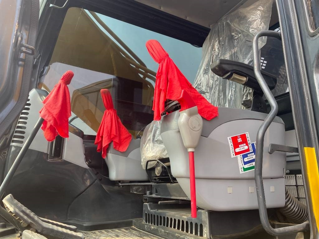 Komatsu 350 - Lánctalpas kotró: 4 kép. Komatsu 350 - Lánctalpas kotró: 4 kép.