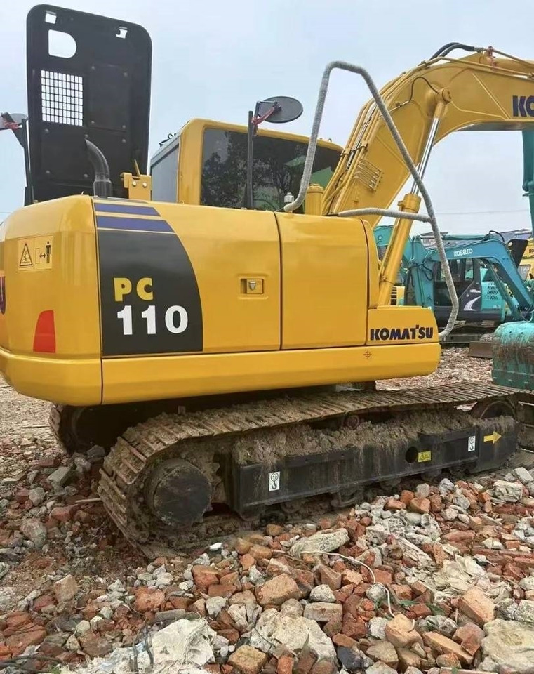 Komatsu PC 110 - Lánctalpas kotró: 4 kép. Komatsu PC 110 - Lánctalpas kotró: 4 kép.