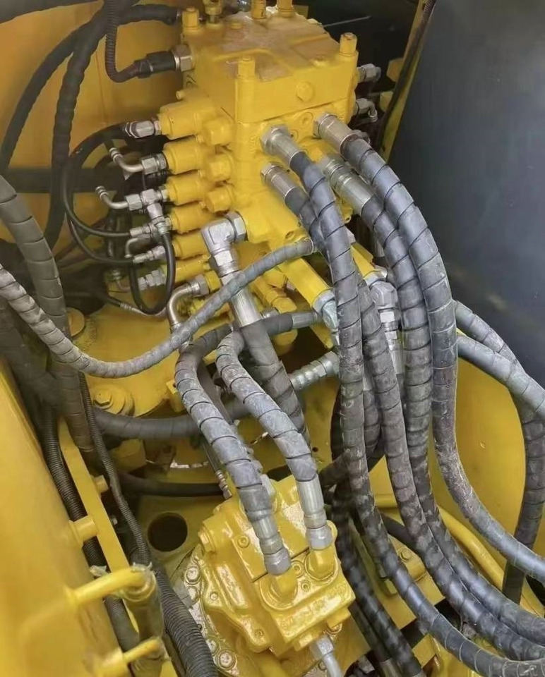 Komatsu PC 130 - Lánctalpas kotró: 4 kép. Komatsu PC 130 - Lánctalpas kotró: 4 kép.