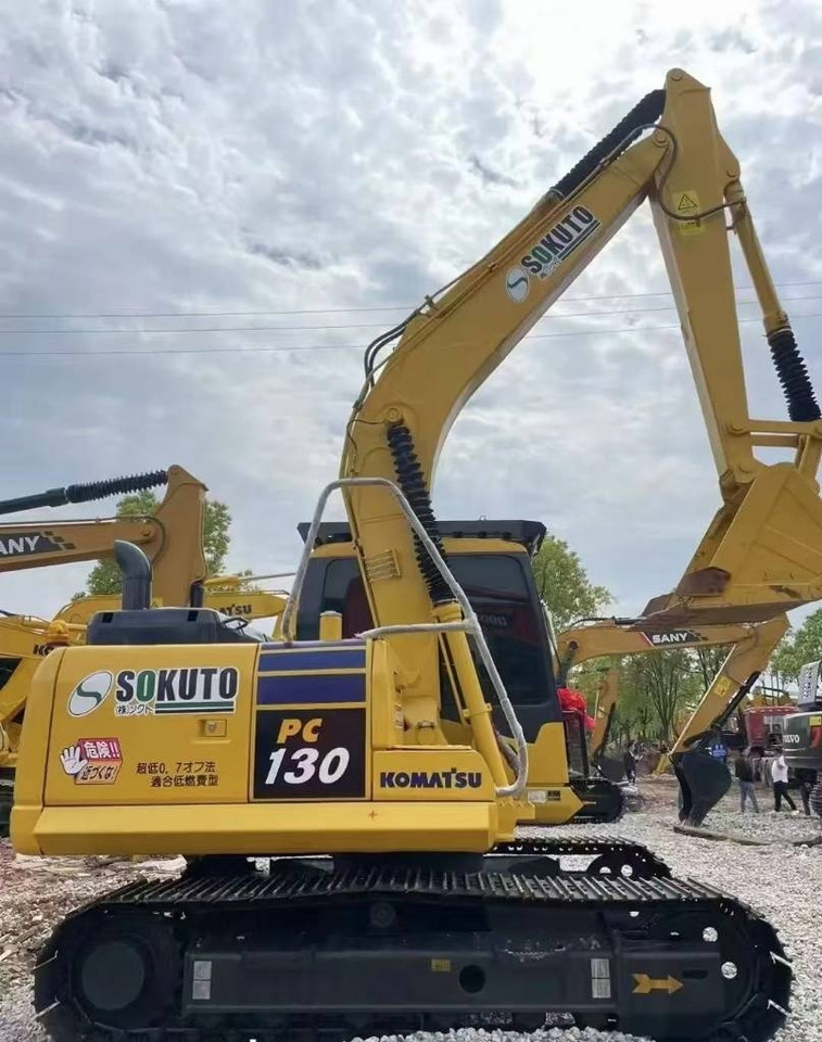Komatsu PC 130 - Lánctalpas kotró: 1 kép. Komatsu PC 130 - Lánctalpas kotró: 1 kép.