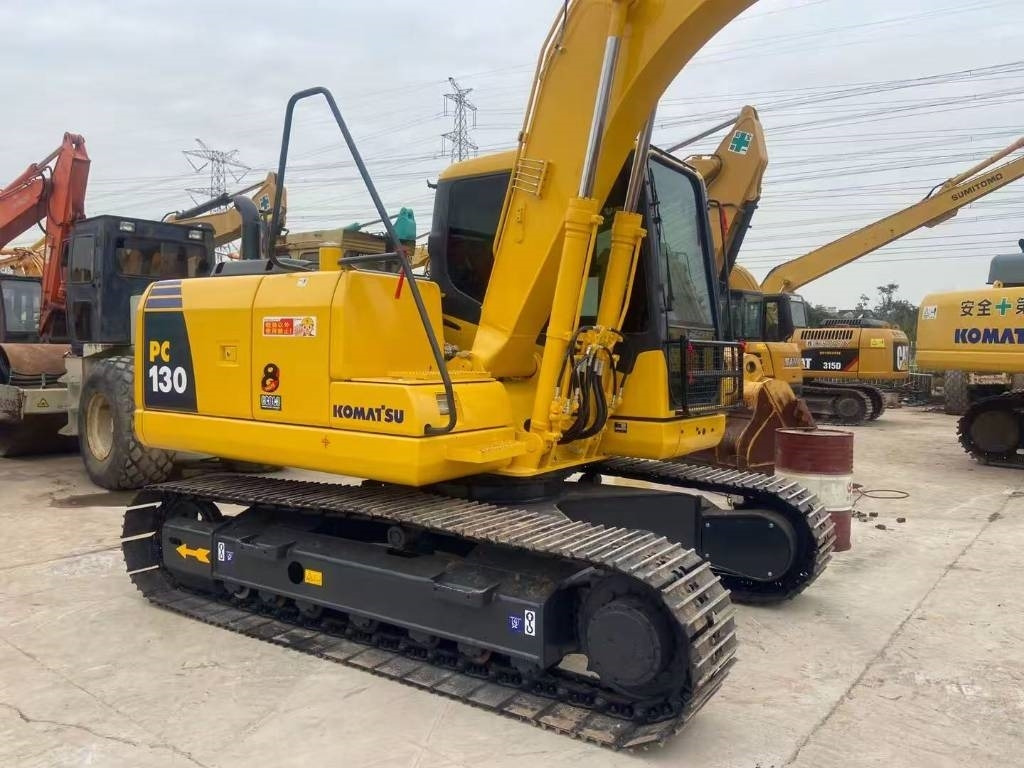 Komatsu PC 130 - Lánctalpas kotró: 3 kép. Komatsu PC 130 - Lánctalpas kotró: 3 kép.