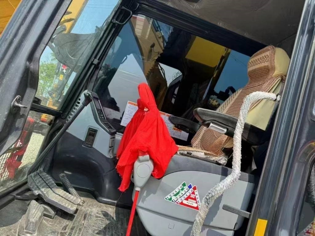 Komatsu PC 130 - Lánctalpas kotró: 3 kép. Komatsu PC 130 - Lánctalpas kotró: 3 kép.