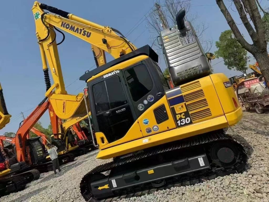 Komatsu PC 130 - Lánctalpas kotró: 1 kép. Komatsu PC 130 - Lánctalpas kotró: 1 kép.