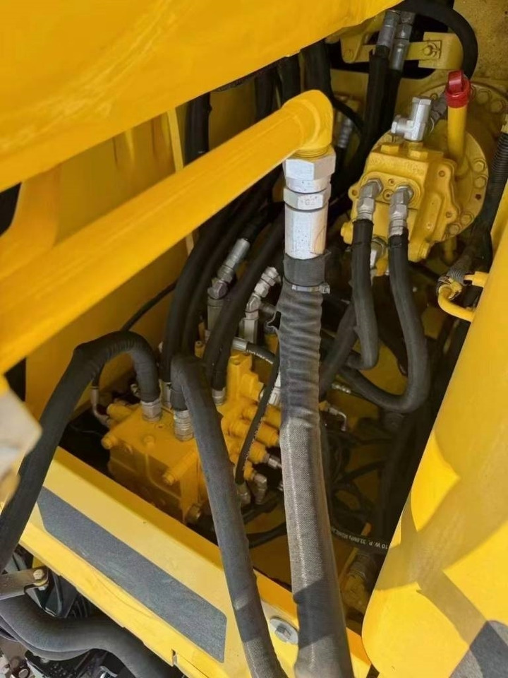 Komatsu PC 130 - Lánctalpas kotró: 4 kép. Komatsu PC 130 - Lánctalpas kotró: 4 kép.