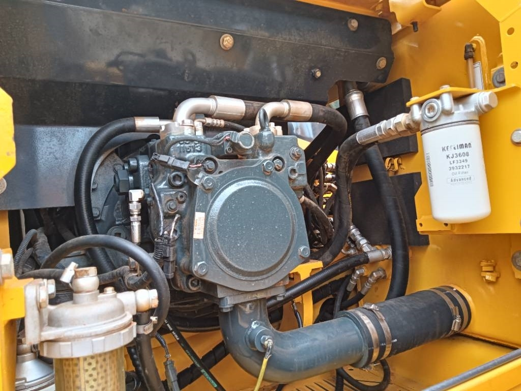 Komatsu PC 160 - Lánctalpas kotró: 5 kép. Komatsu PC 160 - Lánctalpas kotró: 5 kép.