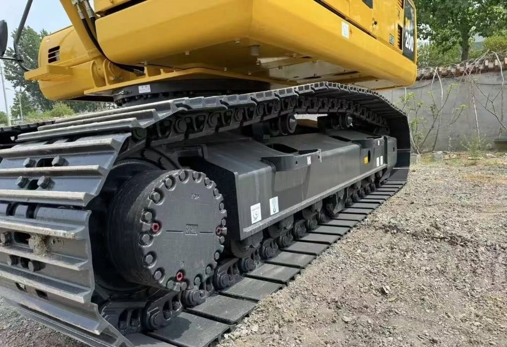 Komatsu PC 200-8 - Lánctalpas kotró: 4 kép. Komatsu PC 200-8 - Lánctalpas kotró: 4 kép.