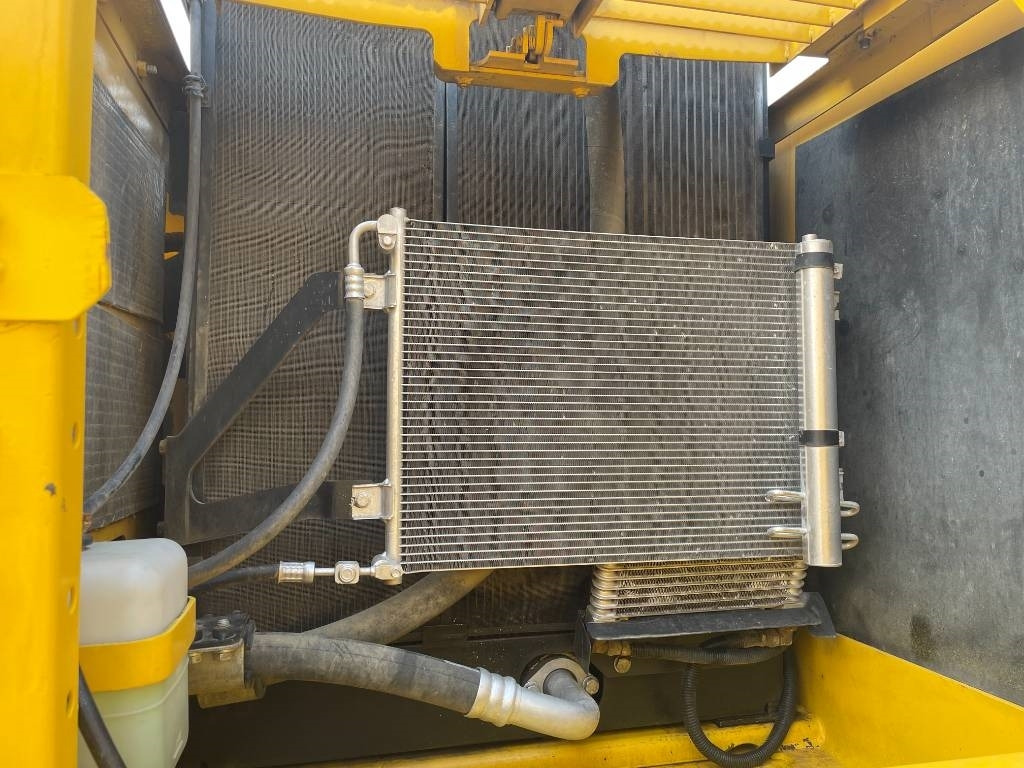 Komatsu PC 200-8 - Lánctalpas kotró: 4 kép. Komatsu PC 200-8 - Lánctalpas kotró: 4 kép.