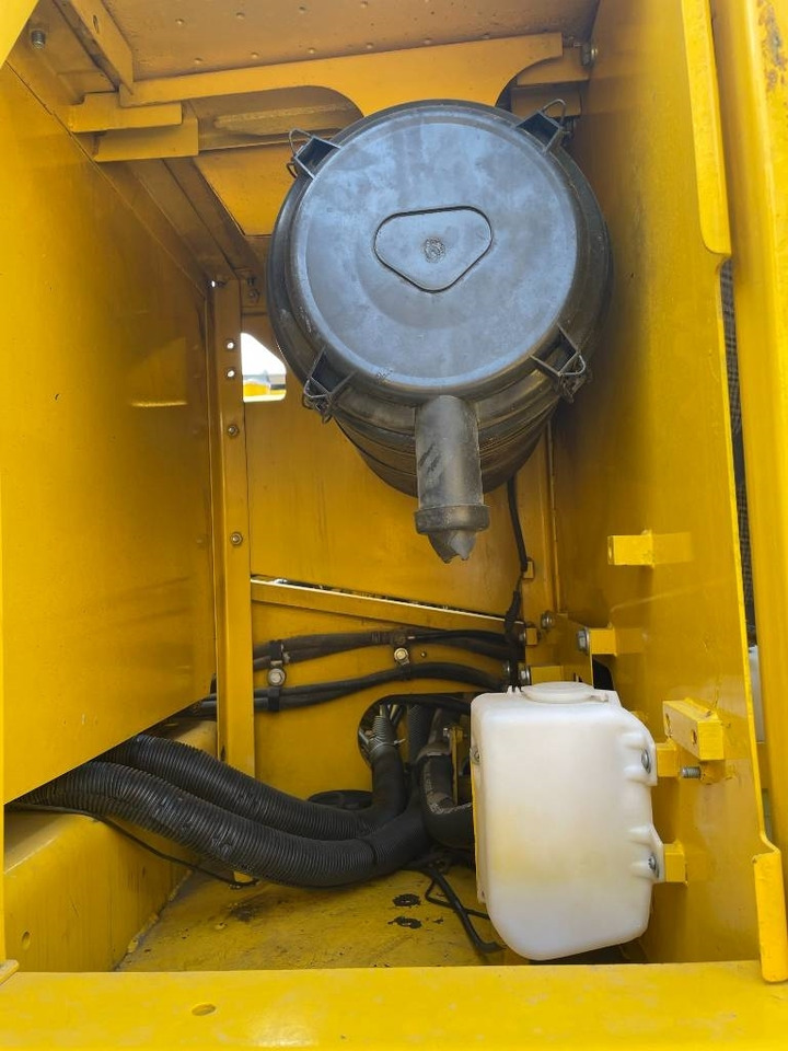 Komatsu PC 200-8 - Lánctalpas kotró: 5 kép. Komatsu PC 200-8 - Lánctalpas kotró: 5 kép.