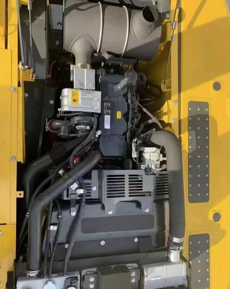 Komatsu PC 200-8 - Lánctalpas kotró: 2 kép. Komatsu PC 200-8 - Lánctalpas kotró: 2 kép.