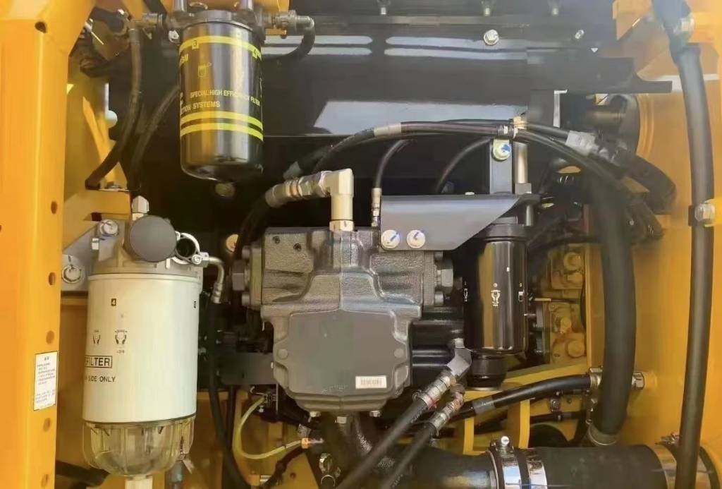 Komatsu PC 200-8 - Lánctalpas kotró: 5 kép. Komatsu PC 200-8 - Lánctalpas kotró: 5 kép.